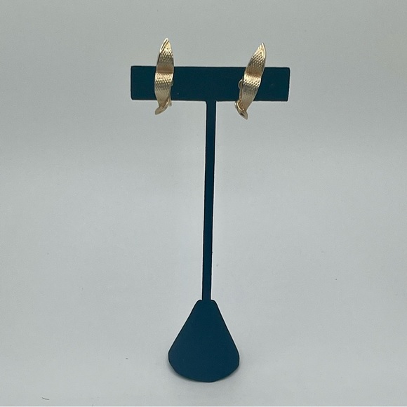 Coro vintage gold tone screw back earrings - Picture 3 of 9